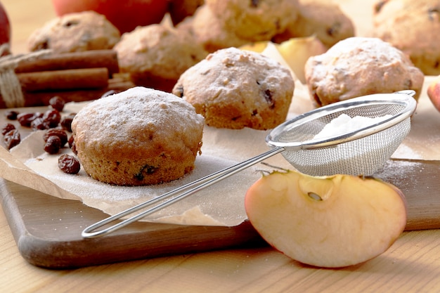 Foto muffins mit äpfeln und zimt