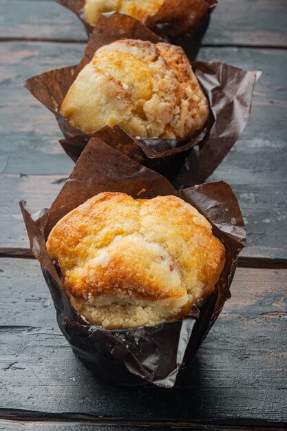 Muffins mit Blaubeeren, auf altem dunklem Holztischhintergrund