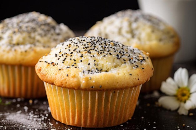 Muffins mit einer Tasse Kaffee und einer Tasse Kaffee.