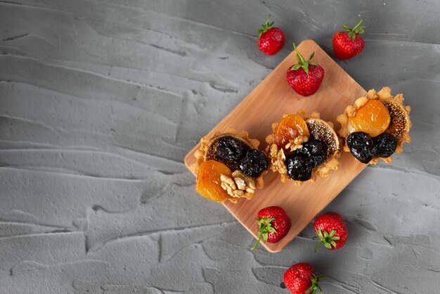 Muffins mit getrockneten Früchten auf Holzbrett