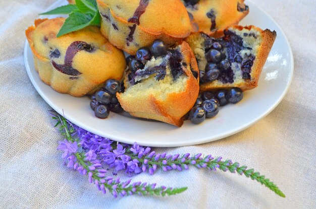 Muffins mit Heidelbeeren und einem Zweig Minze