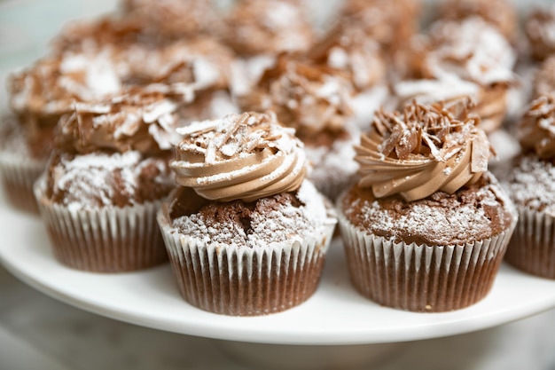 Muffins mit Schokolade auf dem weißen Teller