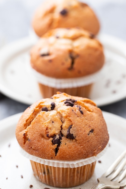 Muffins mit Schokolade auf weißer Schale auf Keramik