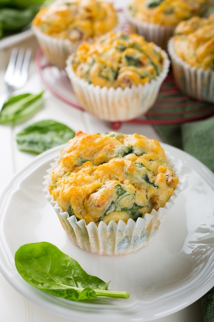 Muffins mit Spinat, Süßkartoffeln und Käse