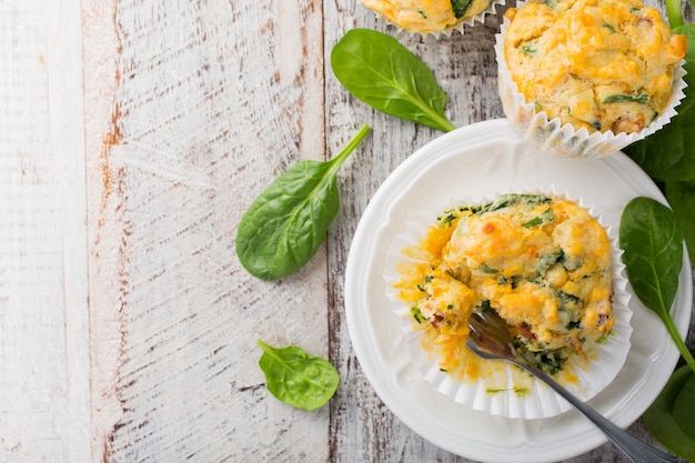 Muffins mit Spinat, Süßkartoffeln und Käse