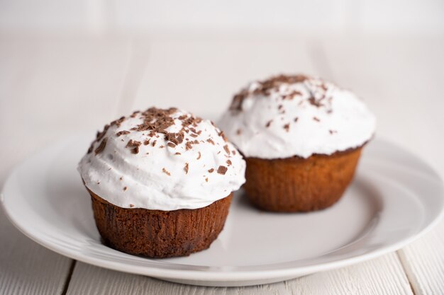 Muffins mit weißer Sahne und Schokostreuseln