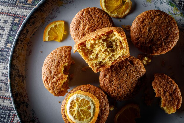 Muffins de naranja fresca en un plato redondo.