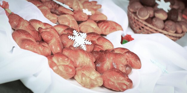 Muffins y panecillos frescos para la cena de Navidad