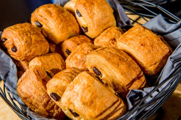 Muffins con pasas sobre superficie de madera