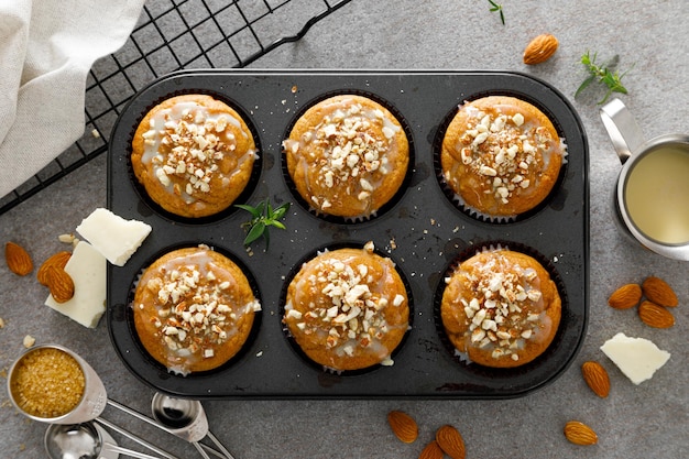 Muffins de plátano y almendras con chocolate blanco y nueces