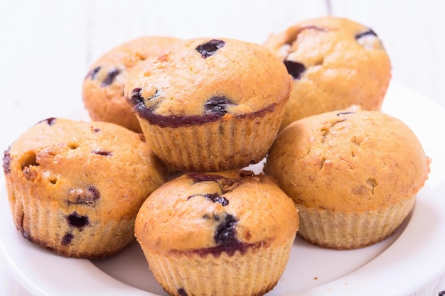 Muffins de plátano con arándanos sobre fondo rústico