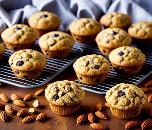 muffins recién horneados con chocolate y limón sobre un fondo blanco