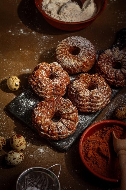 Muffins redondos de zanahoria y chocolate espolvoreados con azúcar en polvo sobre un fondo marrón. Repostería casera imperfecta. Tartas de la abuela, sabor infantil