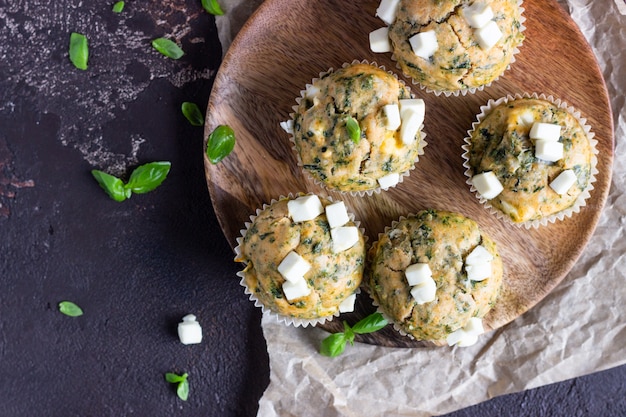 Muffins salados con espinacas y queso feta.