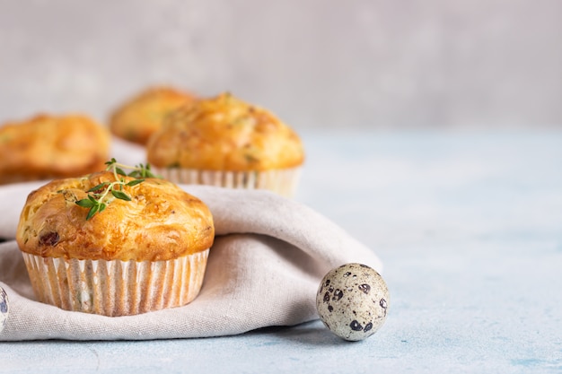 Muffins salados con tocino, huevo de codorniz, cebolla verde y queso