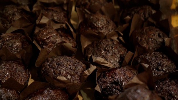 Muffins saludables recién horneados en el mostrador de la tienda Compras en el supermercado Concepto de venta de alimentos