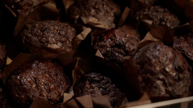 Muffins saudáveis recém-assados no balcão da loja Compras na mercearia Conceito de venda de alimentos
