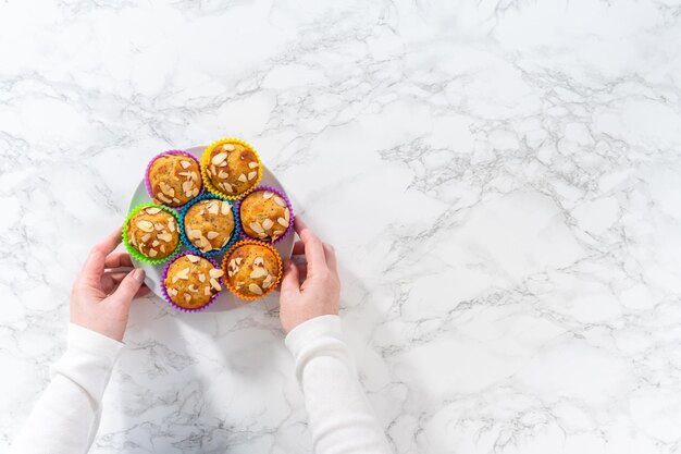 Muffins de semillas de amapola y limón adornados con rodajas de almendras