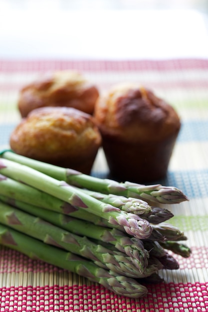 Muffins und Spargel