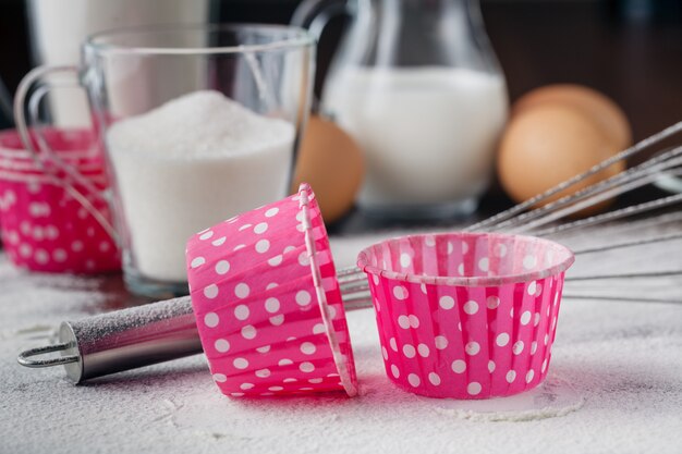 Muffins und Zutaten auf dem Tisch