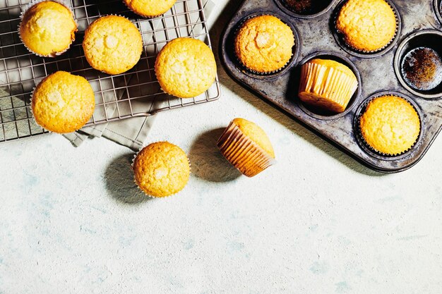 Muffins de vainilla, caramelo y nueces en tazas de papel