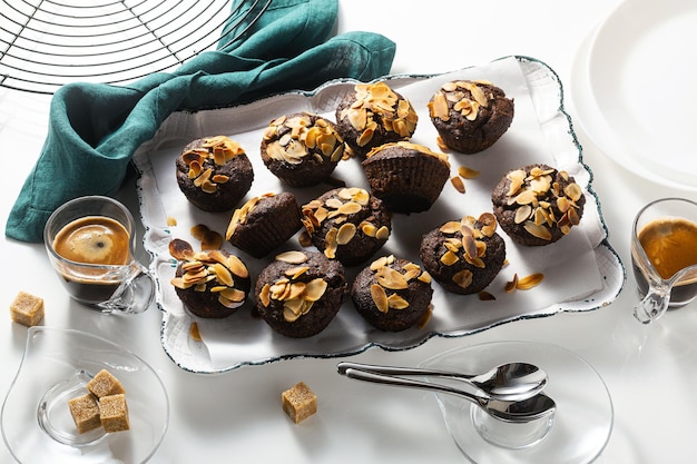 Muffins veganos con chips de plátano y almendras con espresso en bandeja sin gluten y sin azúcares refinados paleo