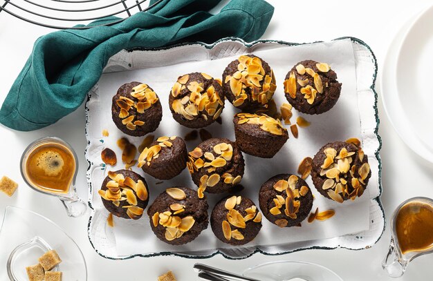 Muffins veganos com chips de banana e amêndoa com espresso em bandeja sem glúten e sem açúcar refinado paleo