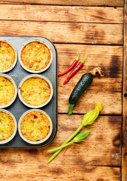 Muffins de verduras con calabacín y queso, comida sana.