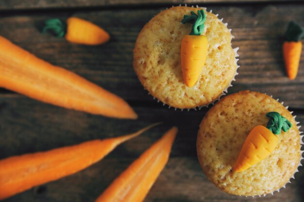 Muffins de zanahoria sobre un fondo de madera