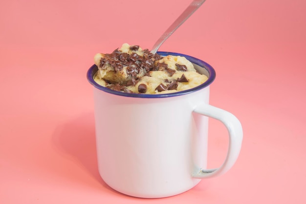 Foto mug cake con chocolate de cerca