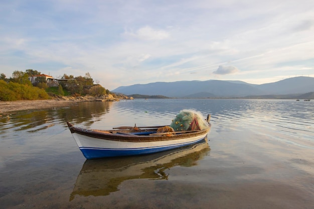 Mugla - Un lago en el barrio de Milas Bafa. Barcos de pesca en el lago Bafa