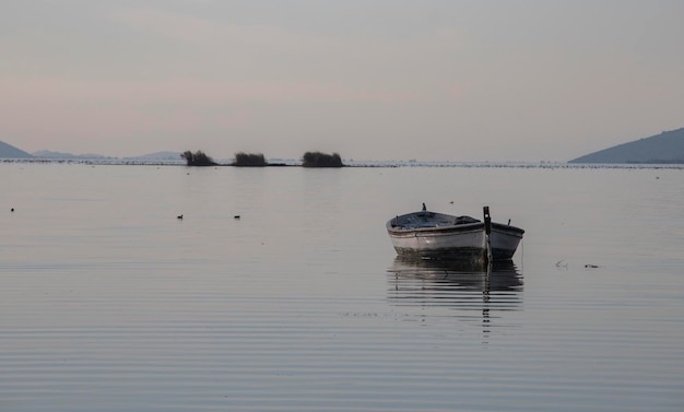 Mugla - Um lago no bairro de Milas Bafa. Barcos de pesca no lago de Bafa