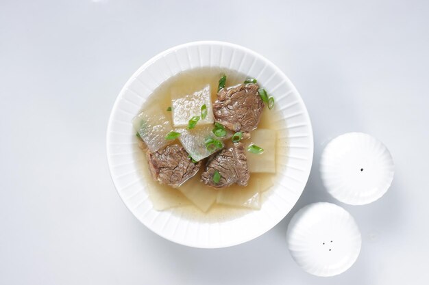 Muguk o Seogogi Muguk es una sopa coreana de carne de res y rábano.