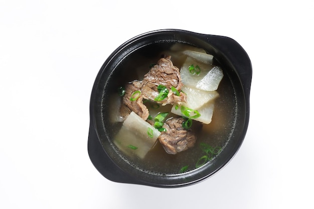 Muguk oder Seogogi Muguk ist eine koreanische Rindfleisch-Rettich-Suppe.