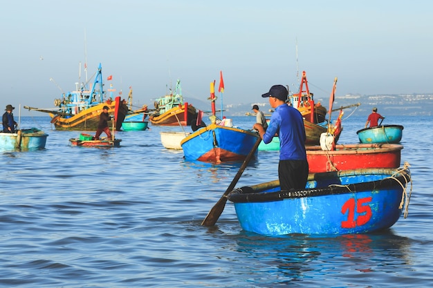 Mui ne Vietnam 22. Januar 2019: Fischer in einer traditionellen vietnamesischen Korbbootreihe am Fischerdorf in Mui Ne, Vietnam.