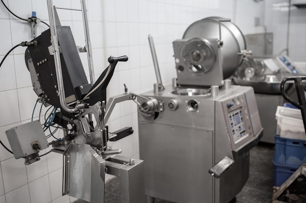 Foto muita carne crua pendurada e disposta em fila em uma fábrica de produção de carne de processamento vista horizontal