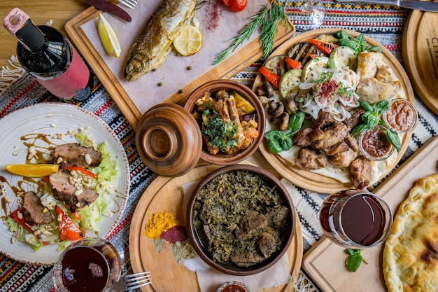 Foto muita comida na mesa de madeira. cozinha georgiana. pratos khinkali e georgianos