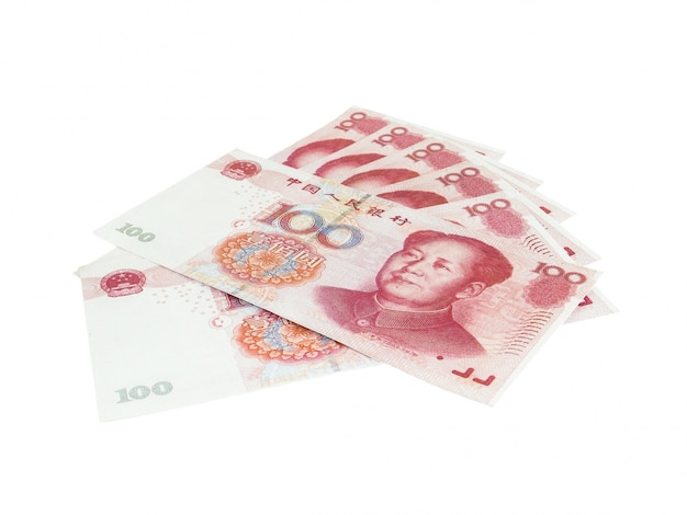 É muita pilha de notas de cem yuan isolado no fundo branco