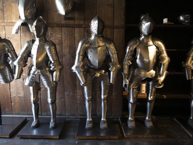 Foto muitas armaduras de metal de ferro medieval