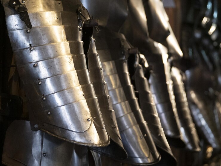 Foto muitas armaduras de metal de ferro medieval