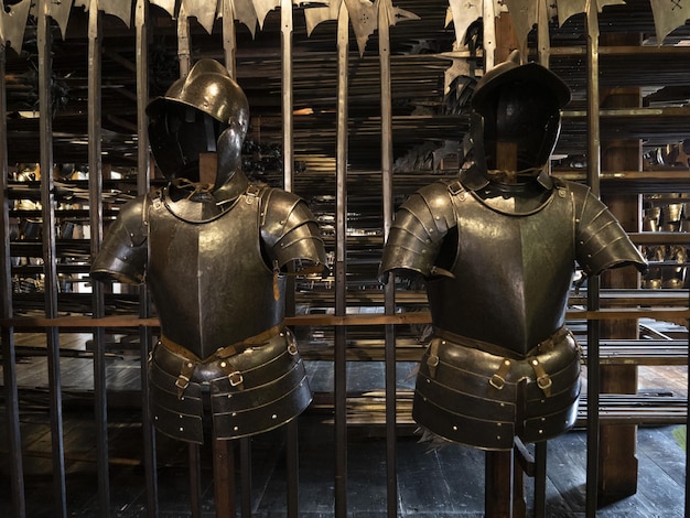 Muitas armaduras de metal de ferro medieval