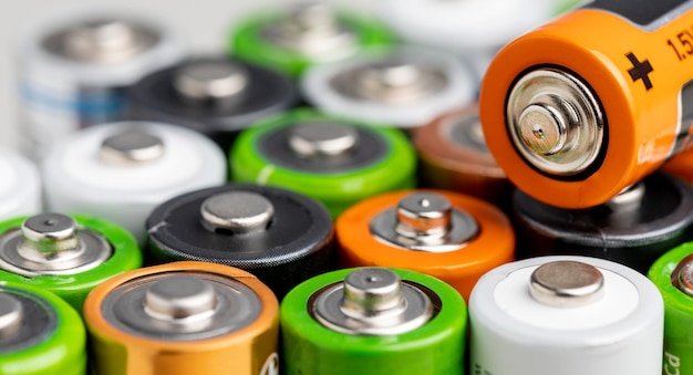 Muitas baterias usadas de cores diferentes