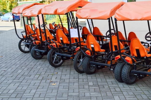 Muitas bicicletas esportivas de quatro rodas laranja da moda, bicicletas esportivas para esportes familiares