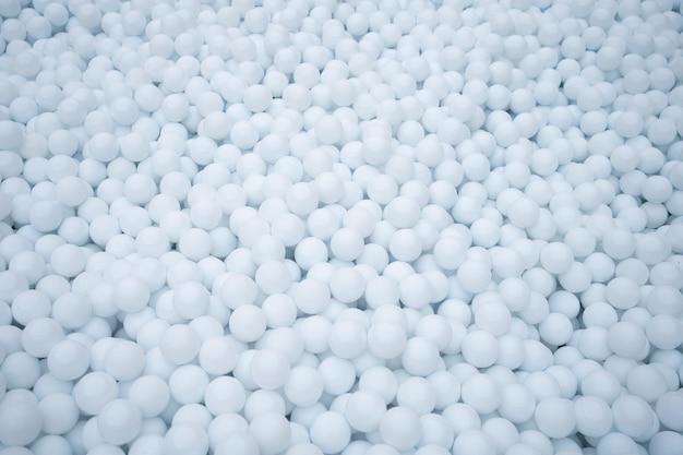 Muitas bolas de plástico azuis para piscina seca
