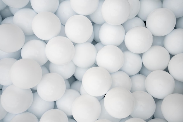 Muitas bolas de plástico brancas para piscina seca