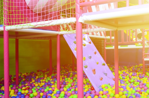 Muitas bolas de plástico coloridas em um ballpit de crianças em um playground