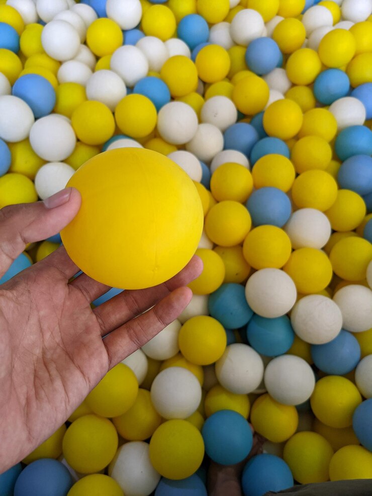 Foto muitas bolas pequenas no parque infantil azul amarelo e branco