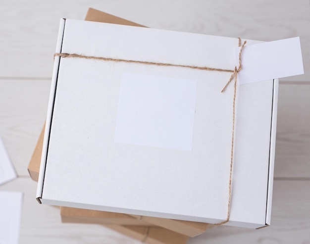 Muitas caixas com espaço para propaganda entregue em loja online de compras e entrega na Internet