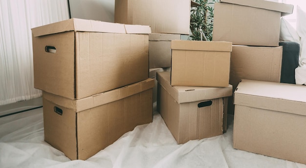 Muitas caixas de papelão no novo apartamento