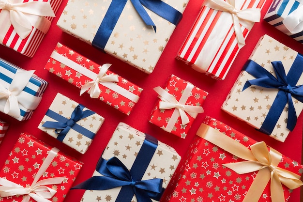 Muitas caixas de presentes de Natal em papel colorido decoradas na mesa Vista de cima fecham Muitos presentes de Ano Novo